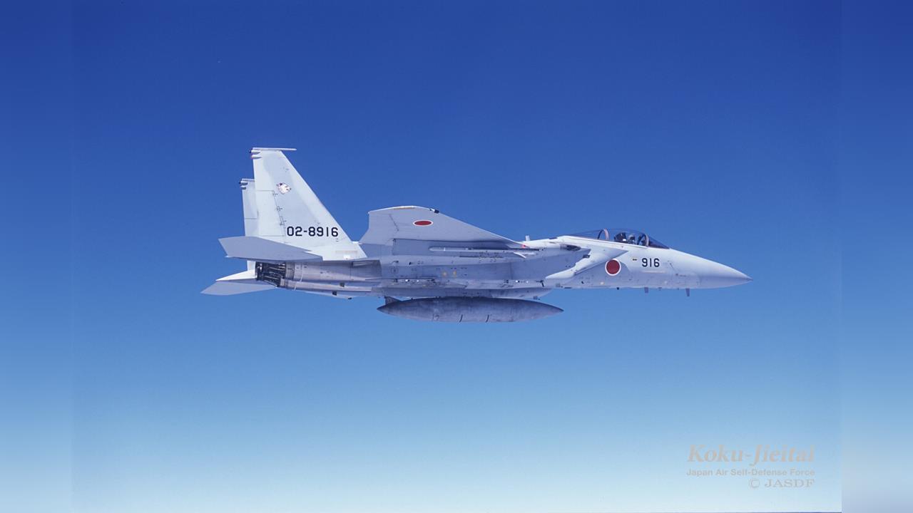 日本自衛隊F-15戰鬥機 沖繩那霸機場跑道起火