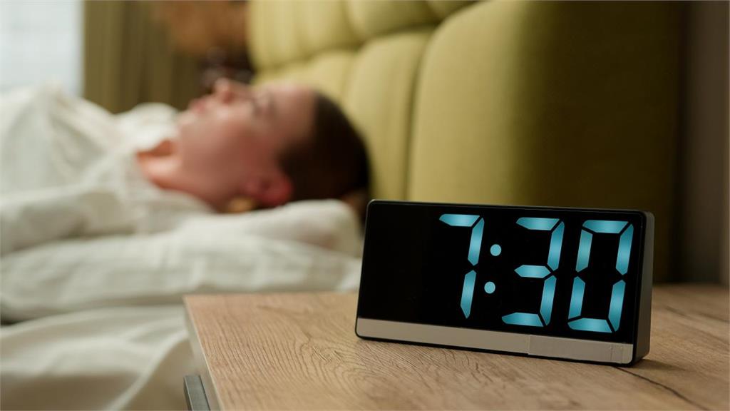 報復性熬夜小心引發皮膚危機！精神醫教你「3招」擺脫就寢拖延、搶救熬夜肌