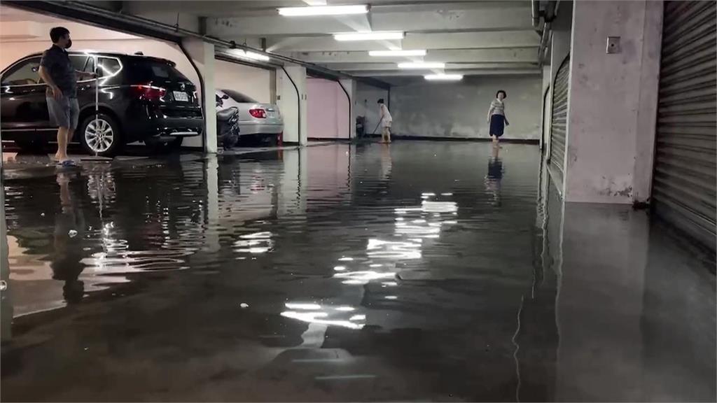 「本館路」淹成「本館河」　大樓地下室水淹半輪胎高