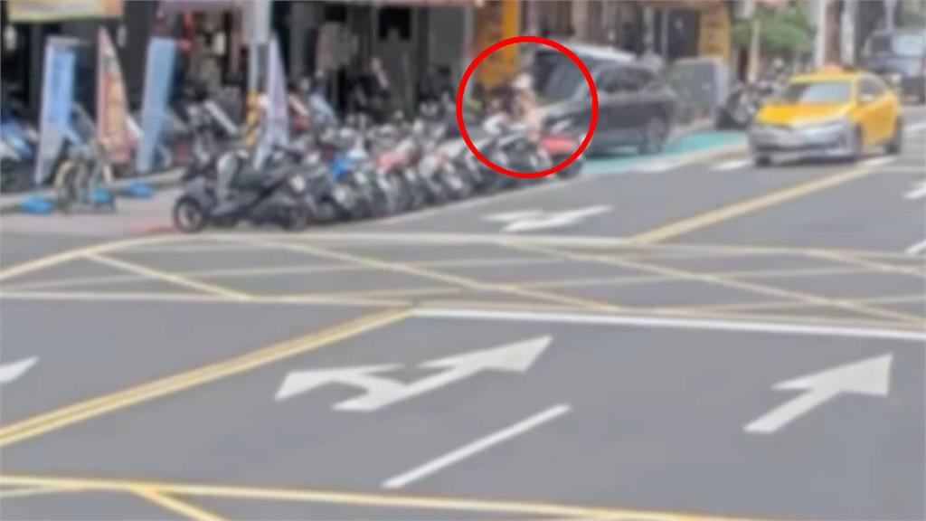 高齡駕駛又釀禍！7旬翁失控暴衝連撞16車　1婦人遭波及