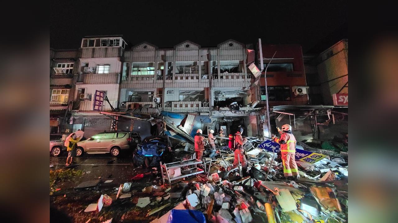 快新聞／新竹凌晨巨響！透天店面疑瓦斯外洩氣爆「睡一半被驚醒」2人無呼吸心跳急送醫
