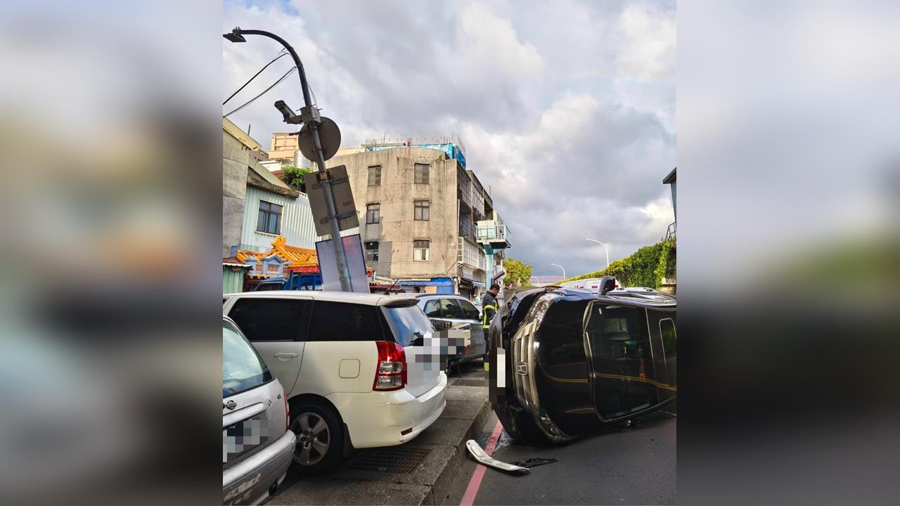 快新聞/新莊小客車失控翻覆撞3車 駕駛一度受困送醫
