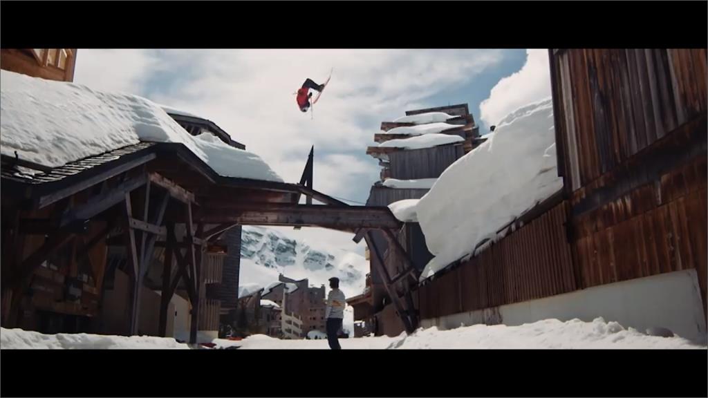 法國運動員挑戰屋頂滑雪 展現高超華麗技巧