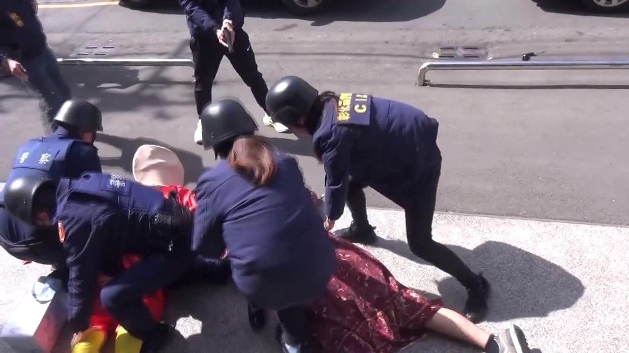 金融單位防搶演練　麵包超人與狐狸IP角色扮成歹徒