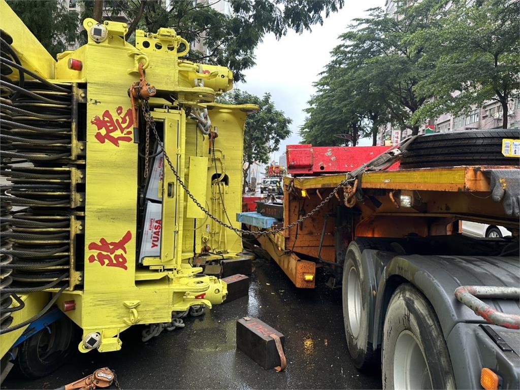 駕駛見紅燈急煞後載吊車翻覆　一旁小貨車遭壓毀