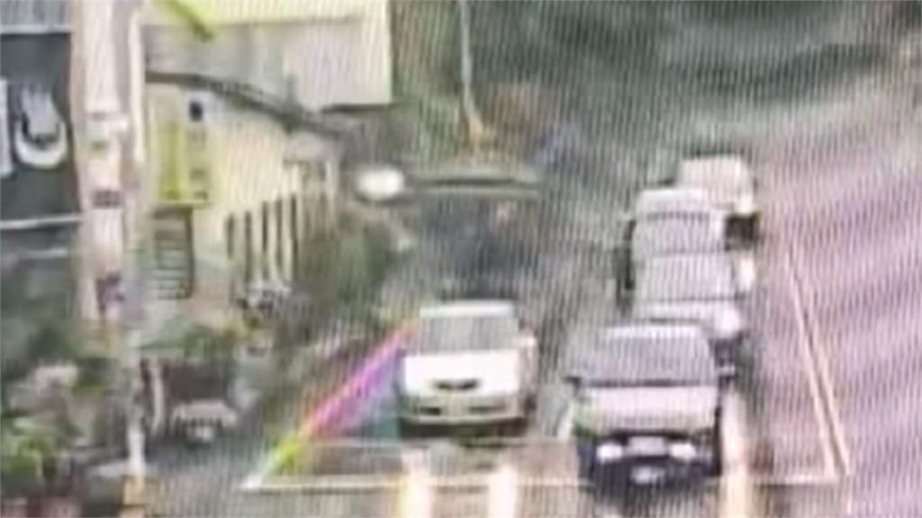 苗栗小貨車自撞民宅鐵門　女駕駛受困意識不清