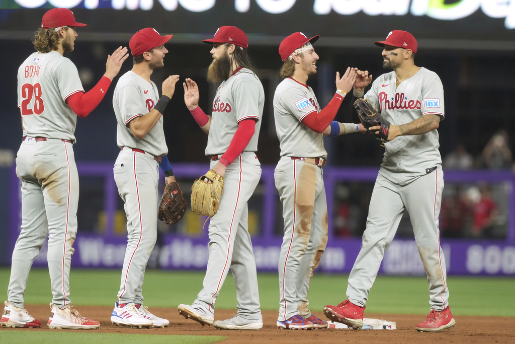MLB(影)／遭總教練終結連續先發紀錄　費城人外野手前嫌盡釋美技接殺結束比賽