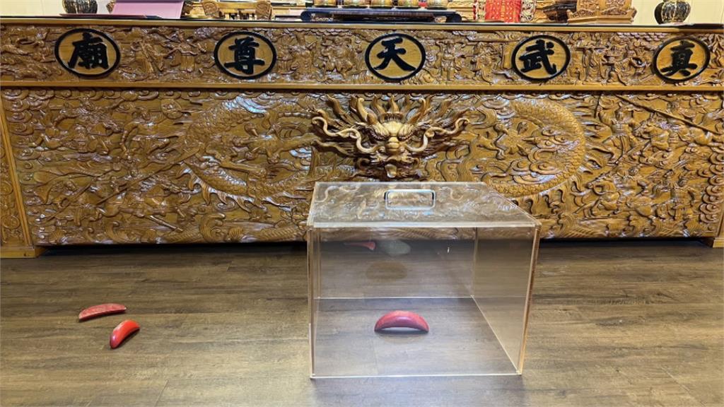 高雄廟宇擲出雙立筊  信眾驚呼好兆頭