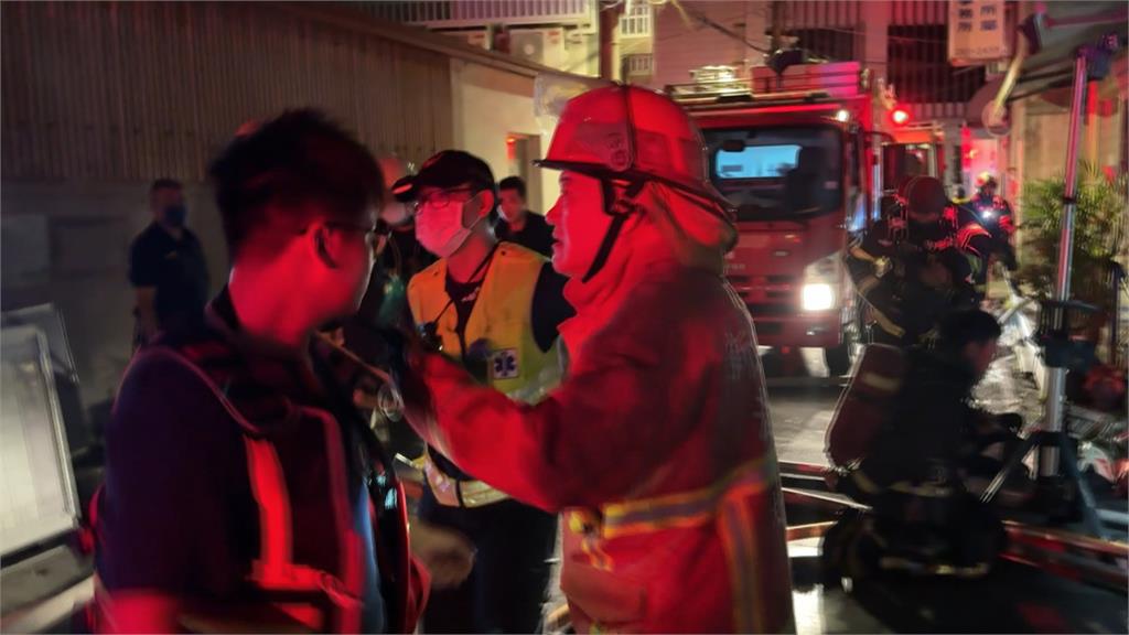 新店凌晨火燒車波及2民宅8人送醫　警尋獲瓦斯罐疑車主縱火