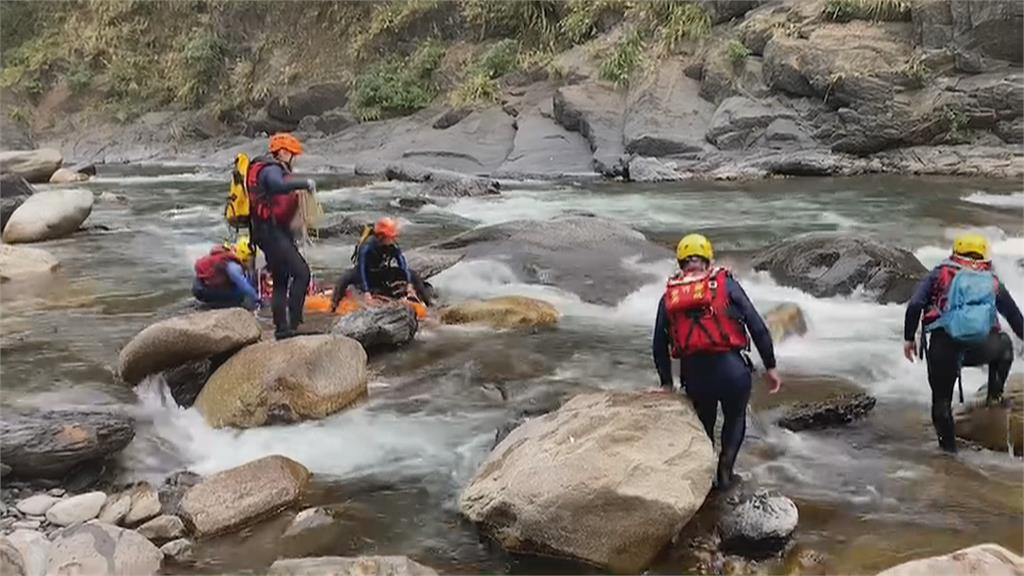 新竹泰崗野溪溫泉再傳遊客溺斃　救難人員繩索渡溪搜救