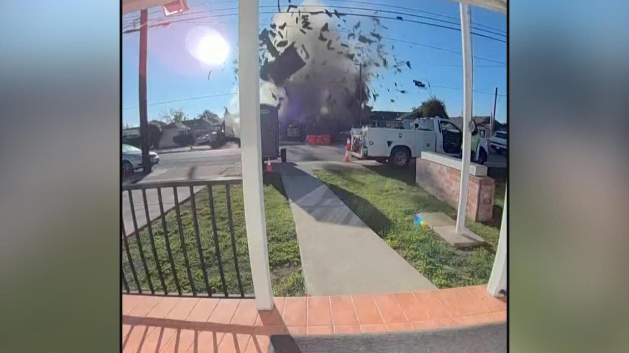 屋頂牆壁全被炸飛! 美國加州住宅區爆炸竄濃煙