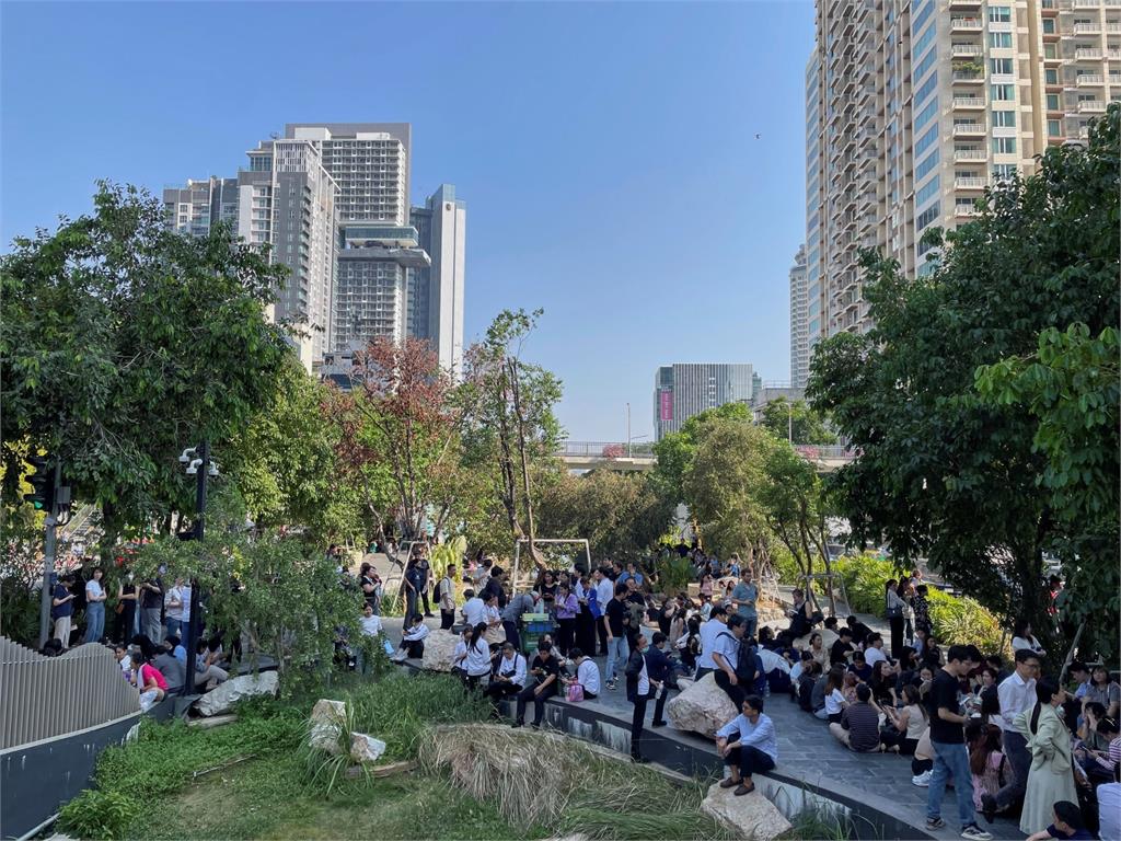 強震襲泰緬!外國遊客驚慌避難 日遊客爬20層樓脫困險腿軟