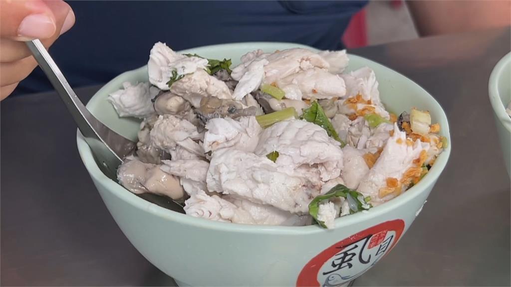 <em>東石</em>新鮮蚵仔堆成小山　台南這家虱目魚粥必吃！老饕大推