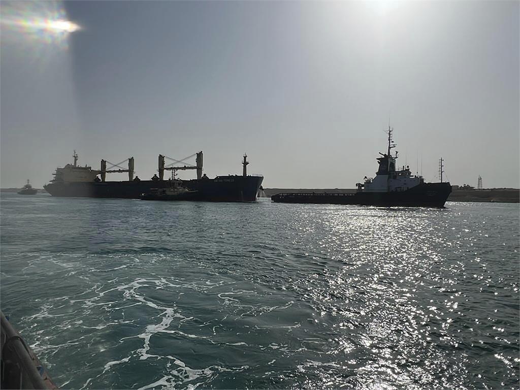蘇伊士運河又卡船！俄羅斯出口中國油輪拋錨　派出三艘拖船才恢復交通