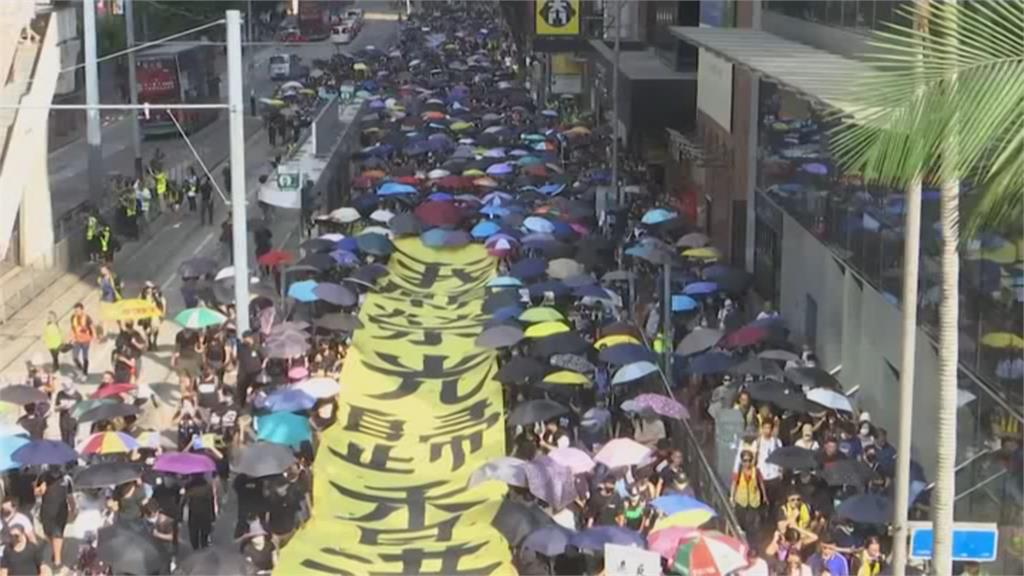 中國十一國慶前夕 法院宣布延後審訊  黃之鋒：香港人沒有理由投降