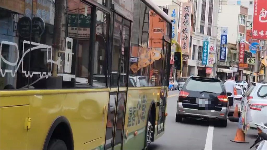 鹿港排隊名店違停車潮 公車開廣播：快移車