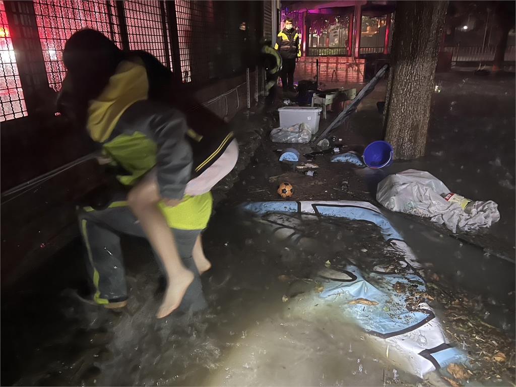 快新聞／淹水畫面曝光！豪雨炸竹北　民眾受困警消助脫困