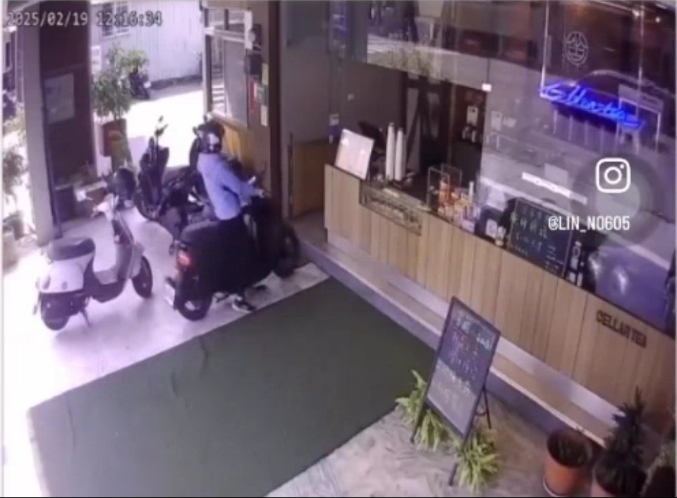 女騎士「誤催油門」撞入胞姊的飲料店　店長影片PO網高情商揶揄