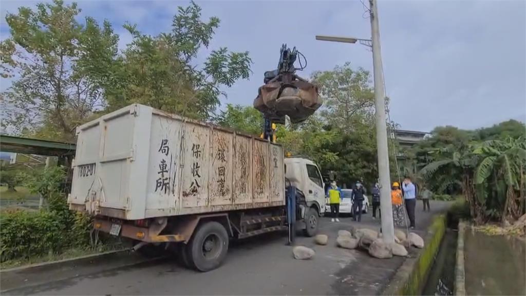 宜蘭「堆石怪客」出沒　數十公斤重石頭圍繞電線桿影響交通安全