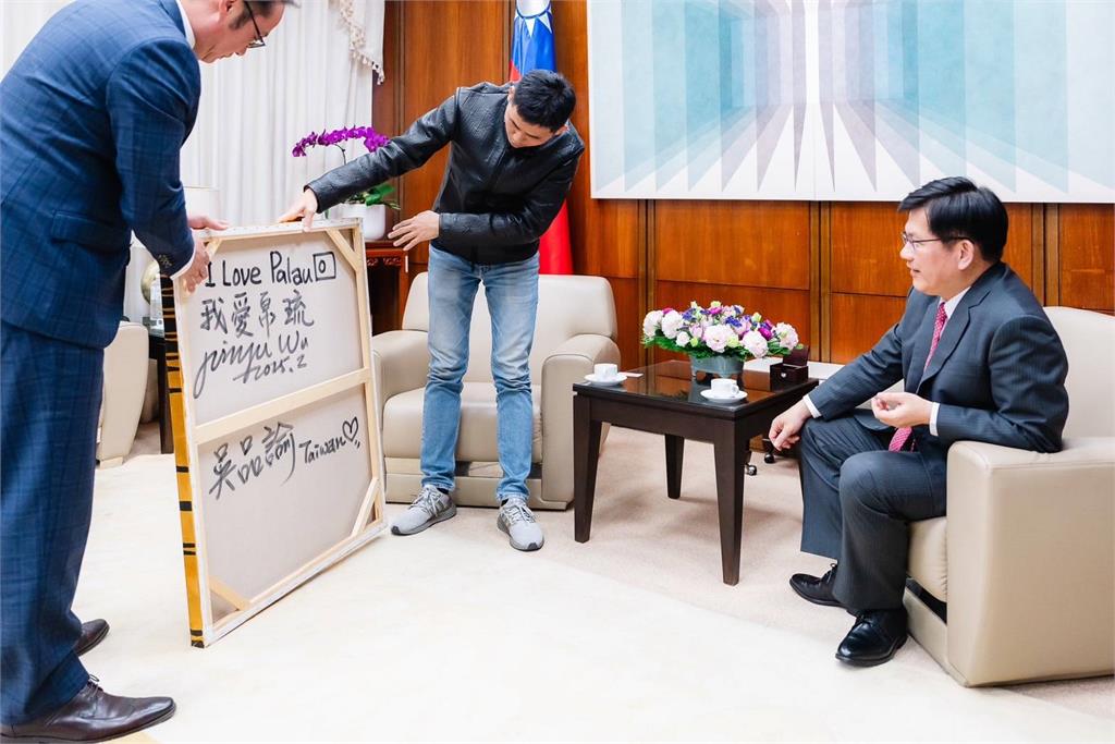 兩魚相擁情更濃!吳品諭以台帛國寶魚創作 林佳龍:實現人人都是外交官