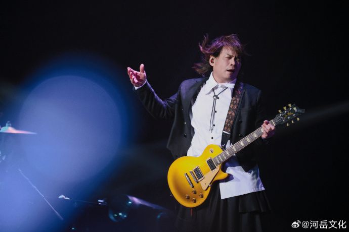 伍佰演唱會下班被捕獲「穿工服」現身海底撈!57歲真面目超反差網笑:甩麵打工?