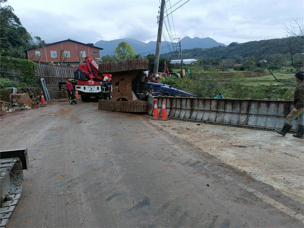 快新聞/淡水山區怪手施工側翻!34歲駕駛受困 警消緊急救援中