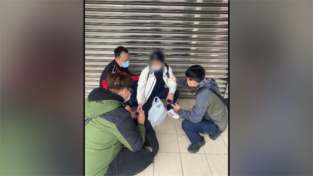 扯！逃亡中兼差詐團取簿手　警方埋伏逮人搜出毒品、存摺