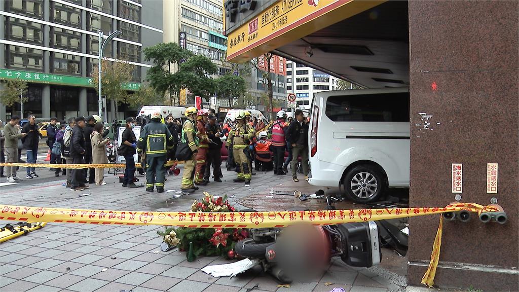 砰！三立電視採訪車「衝破銀行」　10人輕重傷其中3人一度進加護