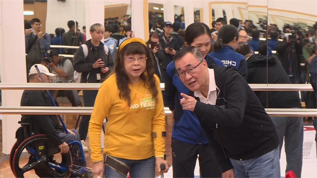 大頭貼涉抄襲4年前鄭運鵬主視覺 李四川:是他抄襲我