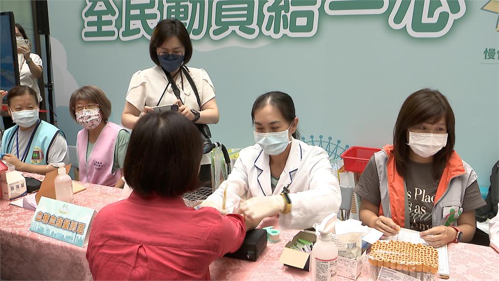 台北邁入「超高齡社會」　林奕華親挽袖抽血健檢