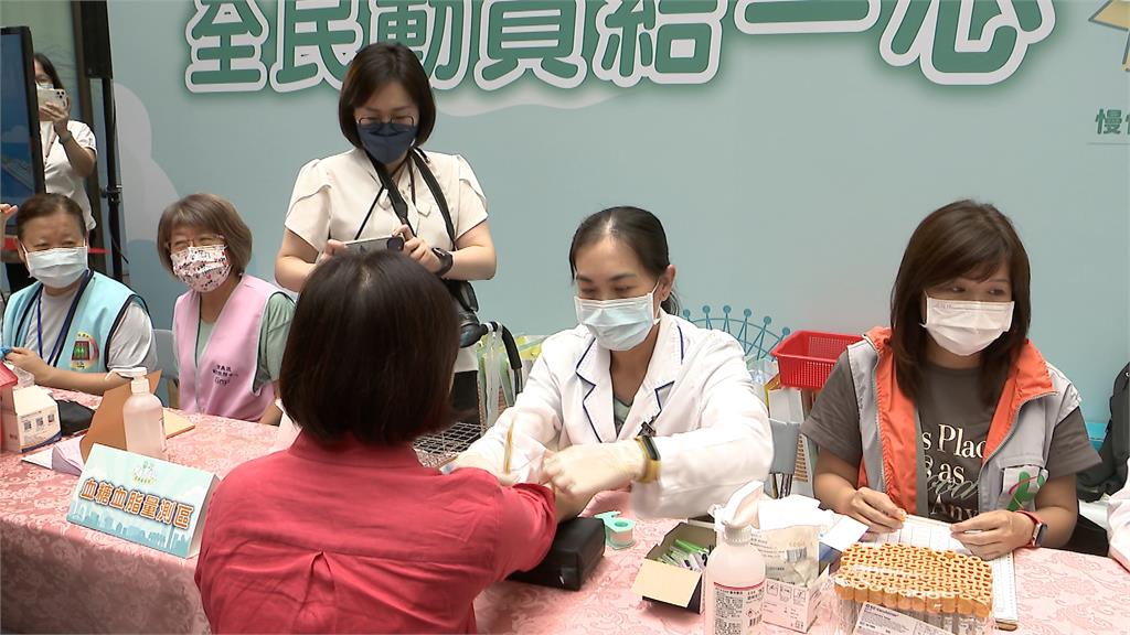 台北邁入「超高齡社會」 林奕華親挽袖抽血健檢