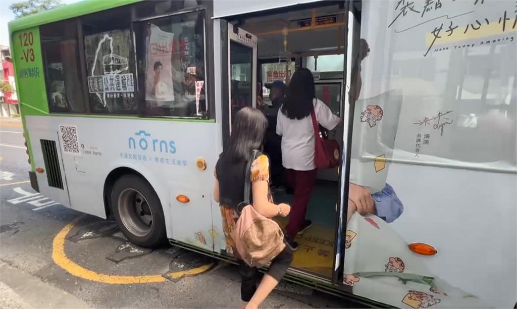 特斯拉擋公車去路被按喇叭 下車理論馬路大吵