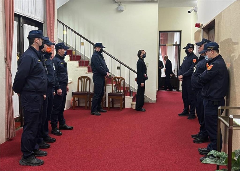 《憲訴法》覆議案藍白怕什麼?吳思瑤:群警包夾、收水瓶
