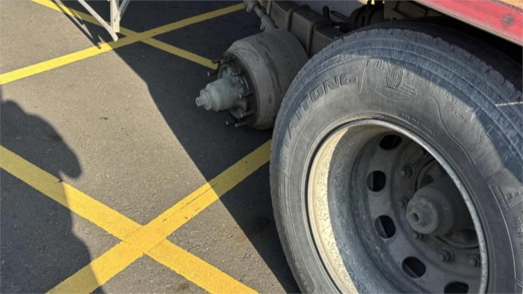 驚險! 聯結車"車輪突脫落"砸中3車 幸無人受傷