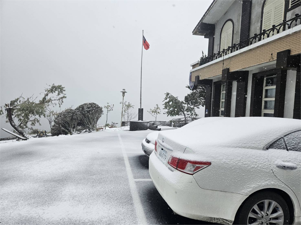 快新聞／寒流來襲！白雪覆蓋合歡山、拉拉山　太平山降冰霰呈銀白世界