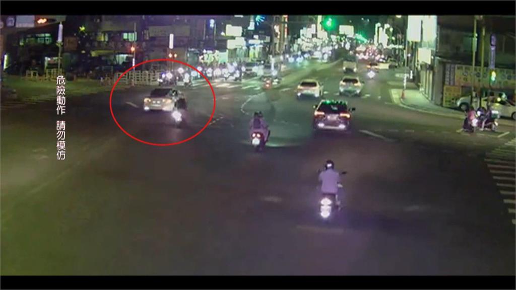 為閃左轉機車! 特斯拉衝對向連撞3轎車2機車