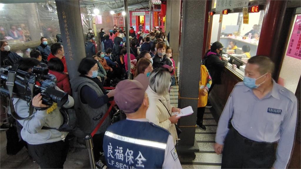 龍山寺開放現場點燈 民眾排隊8天成功搶頭香
