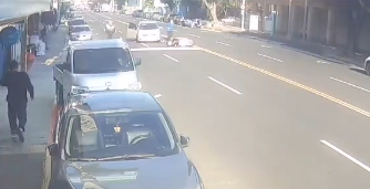 陽光太刺眼？　八旬老翁闖紅燈　員警攔停遭擦撞「鼻孔流血」送醫