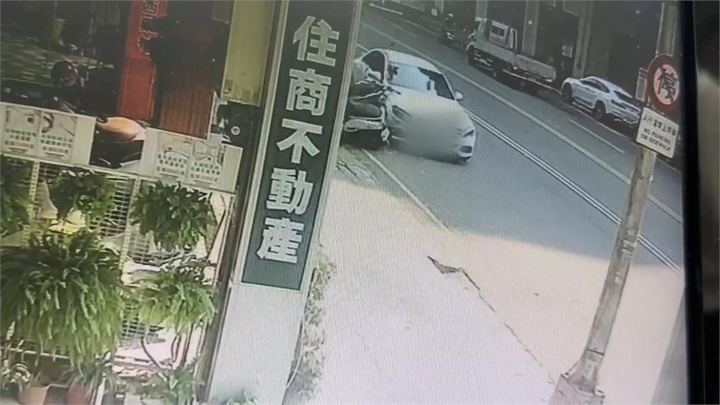 轎車「保齡球式」掃倒13台機車 女駕駛:以為會過