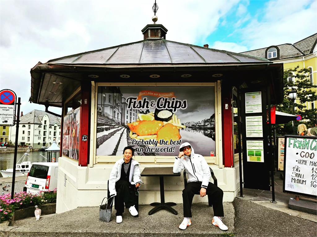 挪威路邊炸魚店「放閃情侶」竟見蕭敬騰!「墨鏡掩面」藏不住…網驚:只顧自己