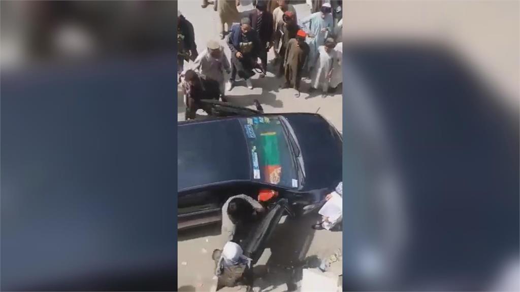 塔利班殺紅眼！夫妻車內放阿富汗國旗遭強行擄走