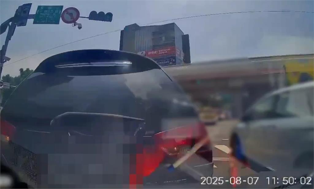 石牌捷運站前7旬翁連撞3車「蛇行逃逸」　衝人行道險撞學生