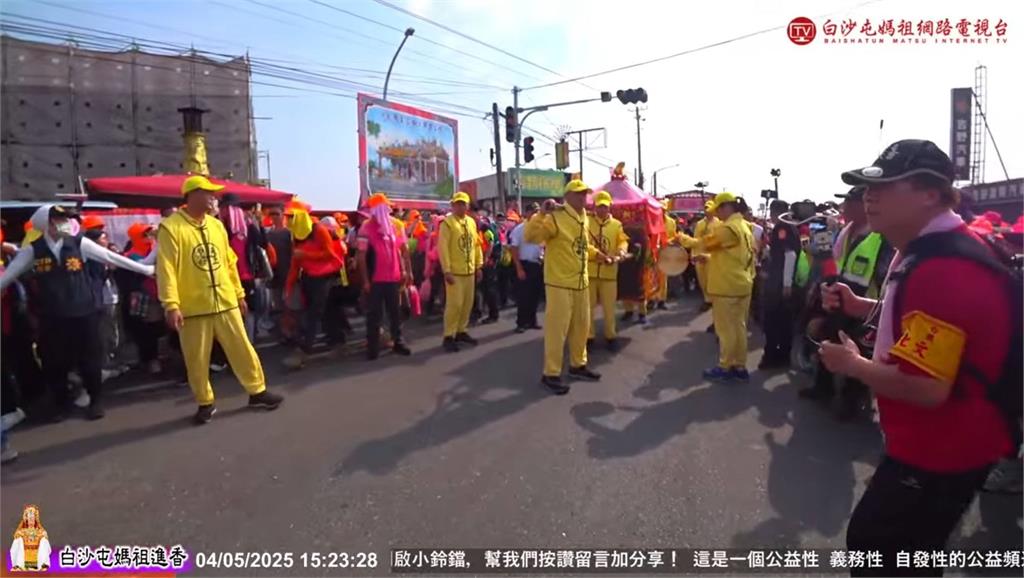 孝女求媽祖救父「跪地猛撞20下磕破頭」!粉紅超跑突靜止「現神祕力量」網跪了