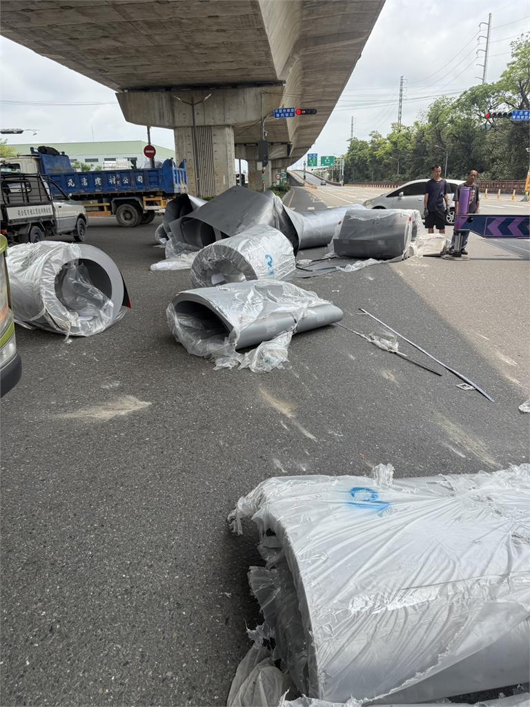 快新聞/高雄林園驚魂!曳引車貨物掉滿地 警方火速排除