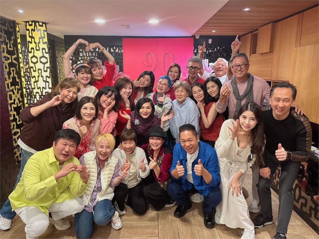 張清芳歡慶媽媽90大壽!豪送「千元大鈔花束」超狂金額驚呆眾人