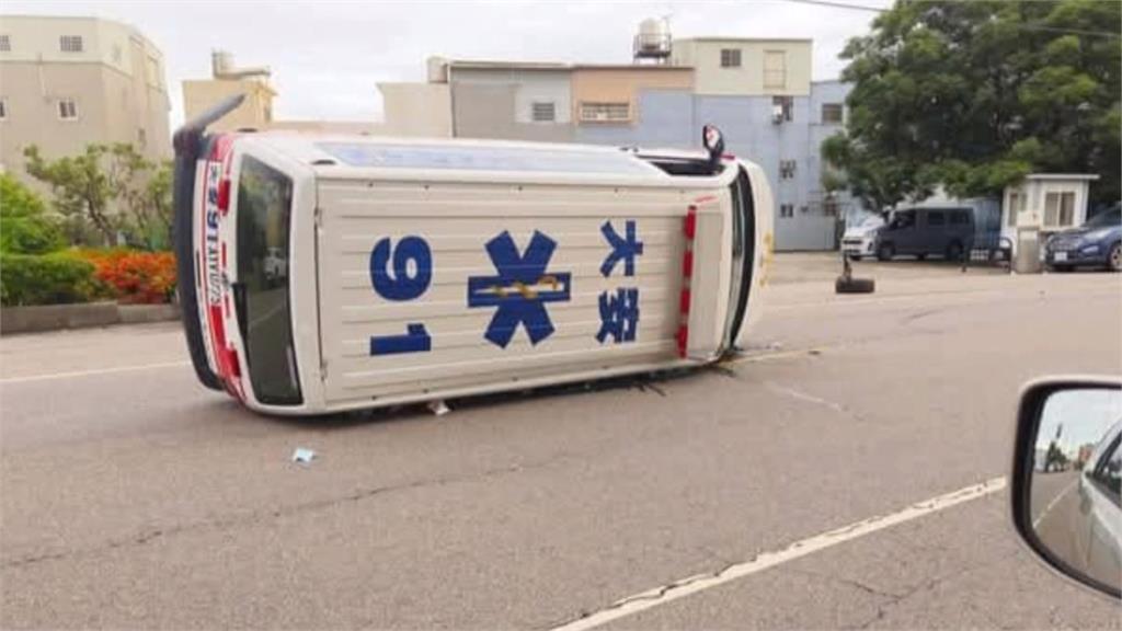 妻生病送醫!夫急衝醫院探視 途中撞翻同輛救護車