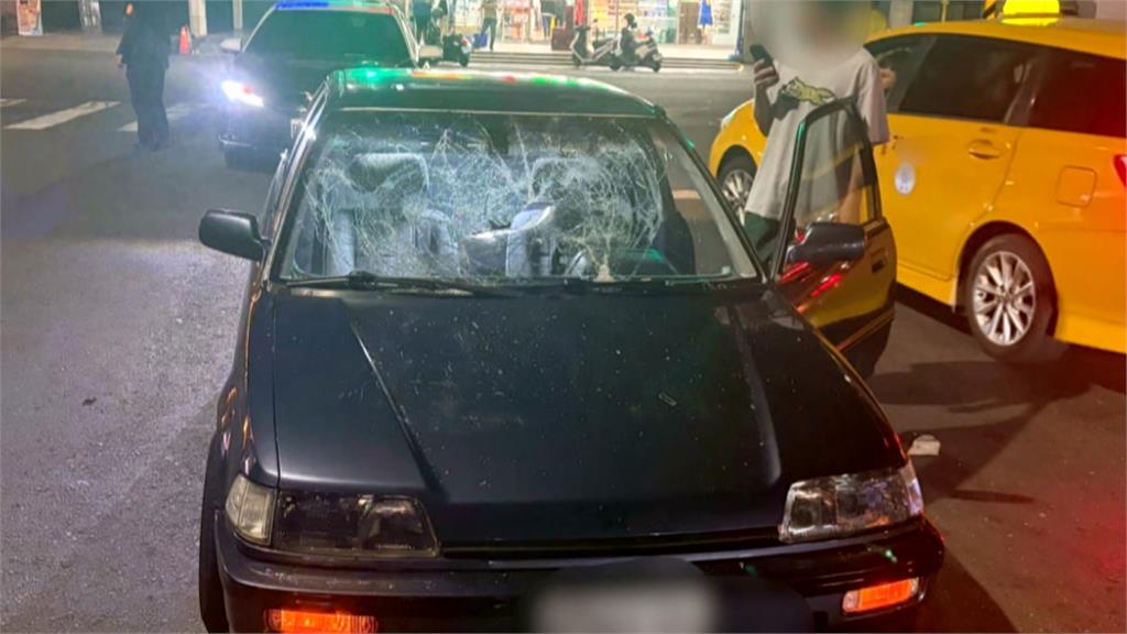 你撞到我了！　自行車騎士怒搬石頭砸車　出手狂毆駕駛