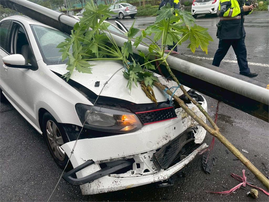 快新聞／疑似疲勞駕駛！宜蘭女駕駛自撞　電桿倒下砸車頭