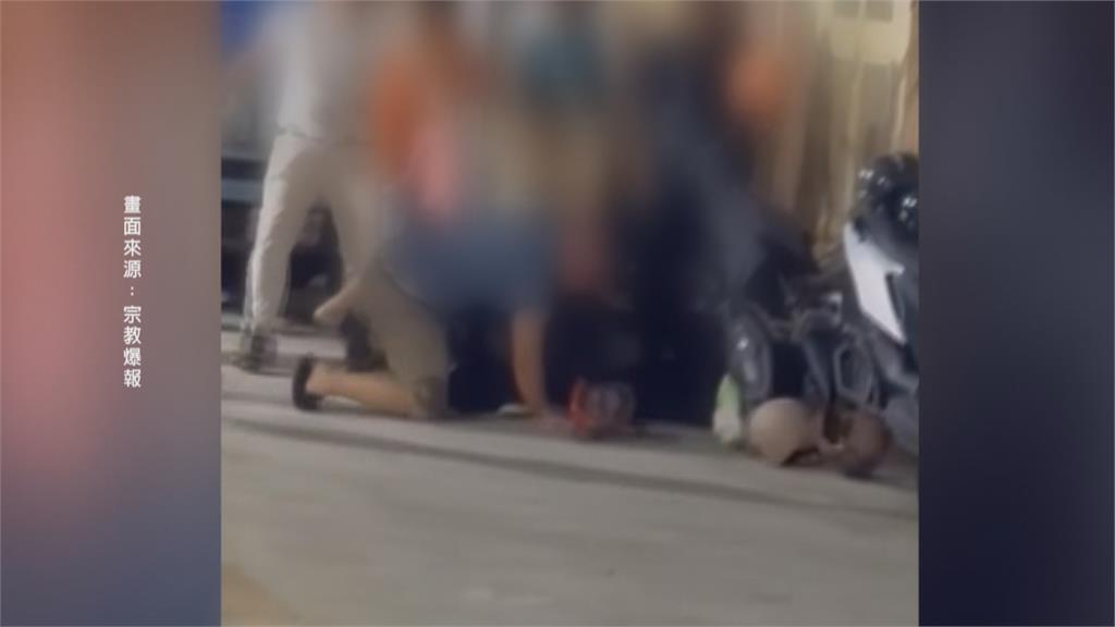 廟會插曲！與轎班人員爆衝突　男騎士作勢拿磚頭慘遭圍毆