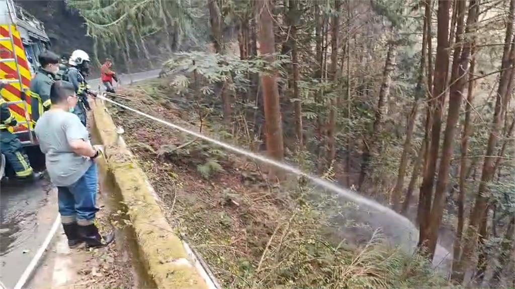 缺雨太乾燥！五峰鄉大鹿林道森林火警　出動空勤直升機高空灑水